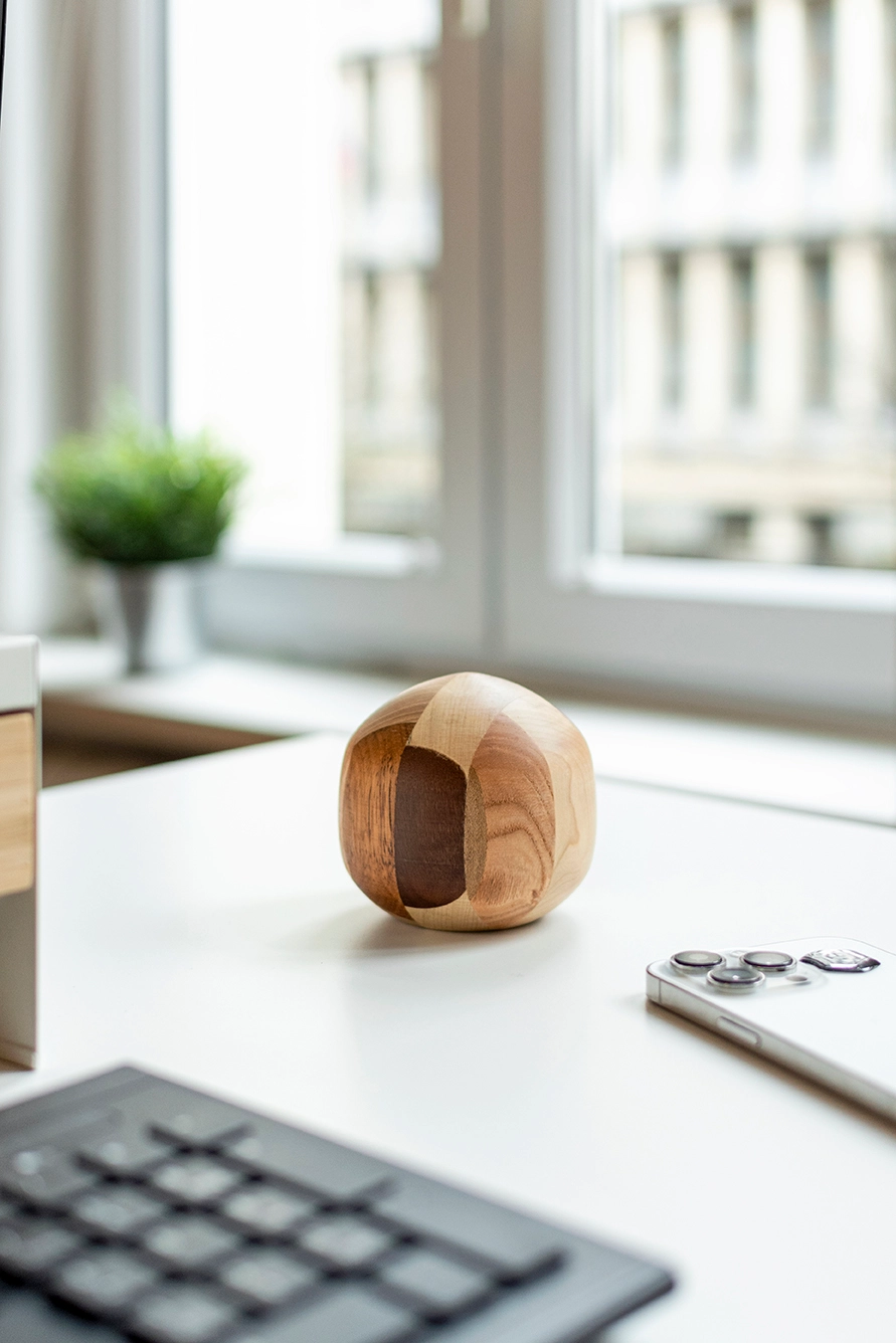 perun bisphera on the table with computer
